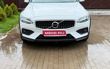 Volvo V60 Cross Country II, 2019 год, 2 900 000 рублей, 1 фотография