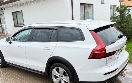 Volvo V60 Cross Country II, 2019 год, 2 900 000 рублей, 4 фотография