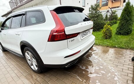 Volvo V60 Cross Country II, 2019 год, 2 900 000 рублей, 3 фотография