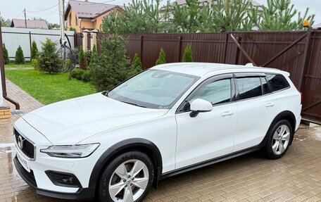 Volvo V60 Cross Country II, 2019 год, 2 900 000 рублей, 5 фотография