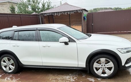 Volvo V60 Cross Country II, 2019 год, 2 900 000 рублей, 8 фотография