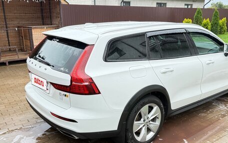 Volvo V60 Cross Country II, 2019 год, 2 900 000 рублей, 6 фотография