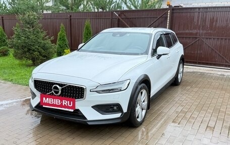 Volvo V60 Cross Country II, 2019 год, 2 900 000 рублей, 2 фотография