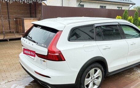 Volvo V60 Cross Country II, 2019 год, 2 900 000 рублей, 7 фотография