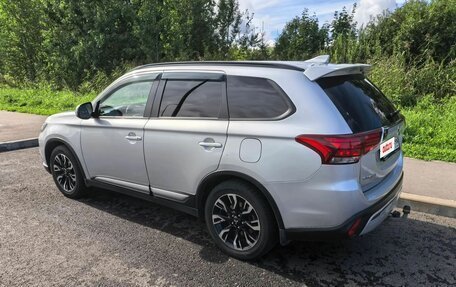 Mitsubishi Outlander III рестайлинг 3, 2022 год, 2 400 000 рублей, 7 фотография