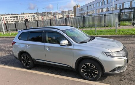 Mitsubishi Outlander III рестайлинг 3, 2022 год, 2 400 000 рублей, 4 фотография