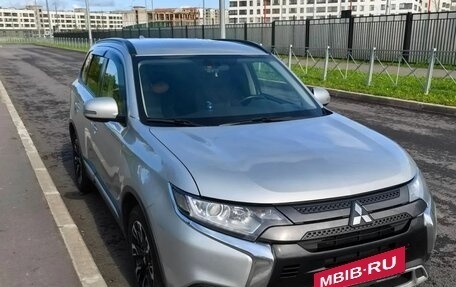Mitsubishi Outlander III рестайлинг 3, 2022 год, 2 400 000 рублей, 3 фотография