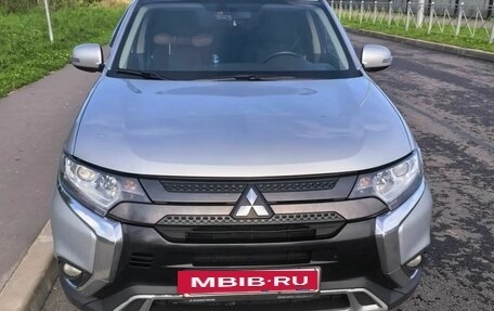 Mitsubishi Outlander III рестайлинг 3, 2022 год, 2 400 000 рублей, 2 фотография