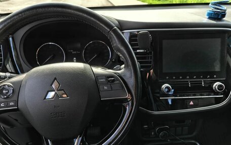 Mitsubishi Outlander III рестайлинг 3, 2022 год, 2 400 000 рублей, 10 фотография