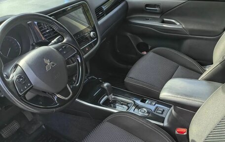Mitsubishi Outlander III рестайлинг 3, 2022 год, 2 400 000 рублей, 13 фотография