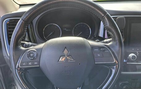 Mitsubishi Outlander III рестайлинг 3, 2022 год, 2 400 000 рублей, 15 фотография