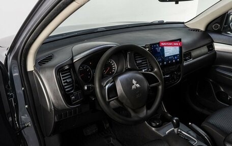 Mitsubishi Outlander III рестайлинг 3, 2013 год, 1 200 000 рублей, 10 фотография