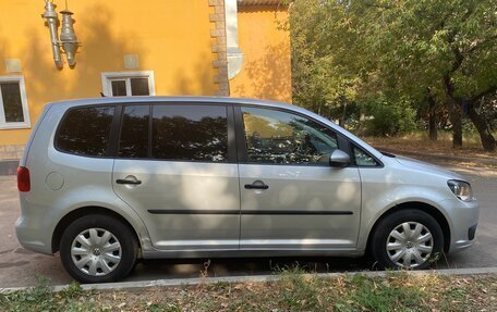 Volkswagen Touran III, 2011 год, 1 050 000 рублей, 2 фотография