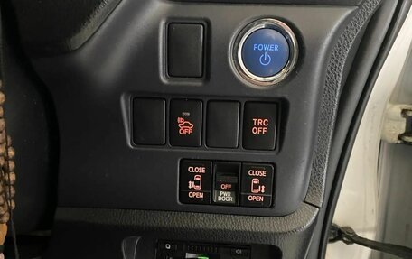 Toyota Voxy III, 2014 год, 1 795 000 рублей, 14 фотография