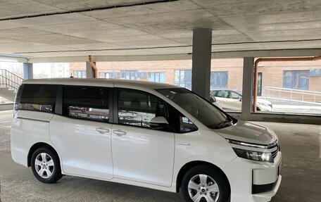 Toyota Voxy III, 2014 год, 1 795 000 рублей, 2 фотография