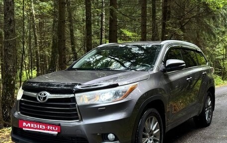 Toyota Highlander III, 2014 год, 2 600 000 рублей, 2 фотография