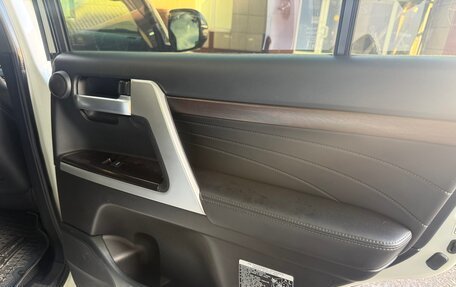 Toyota Land Cruiser 200, 2019 год, 10 000 000 рублей, 10 фотография