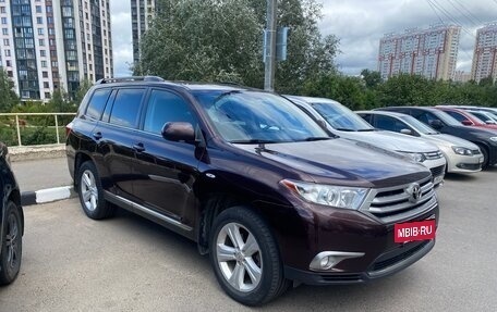 Toyota Highlander III, 2013 год, 2 300 000 рублей, 3 фотография