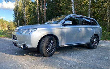 Mitsubishi Outlander III рестайлинг 3, 2013 год, 1 150 000 рублей, 6 фотография