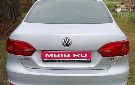 Volkswagen Jetta VI, 2011 год, 950 000 рублей, 4 фотография
