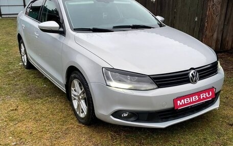 Volkswagen Jetta VI, 2011 год, 950 000 рублей, 3 фотография