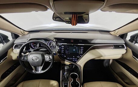Toyota Camry, 2018 год, 3 090 000 рублей, 10 фотография