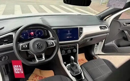 Volkswagen T-Roc I, 2023 год, 1 350 001 рублей, 8 фотография