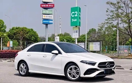 Mercedes-Benz A-Класс, 2023 год, 1 642 000 рублей, 3 фотография