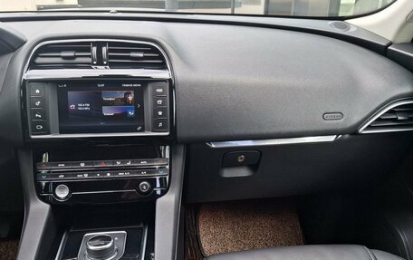 Jaguar F-Pace, 2017 год, 2 100 000 рублей, 25 фотография