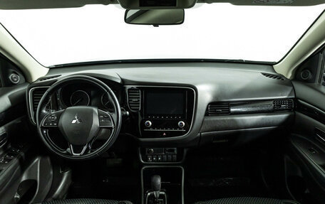 Mitsubishi Outlander III рестайлинг 3, 2021 год, 2 379 777 рублей, 13 фотография