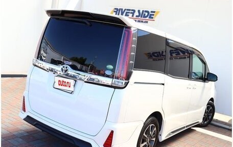 Toyota Noah III, 2020 год, 2 850 000 рублей, 7 фотография