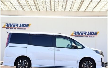 Toyota Noah III, 2020 год, 2 850 000 рублей, 9 фотография