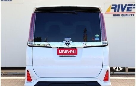 Toyota Noah III, 2020 год, 2 850 000 рублей, 8 фотография