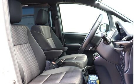 Toyota Noah III, 2020 год, 2 850 000 рублей, 18 фотография