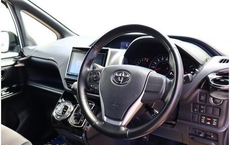 Toyota Noah III, 2020 год, 2 850 000 рублей, 22 фотография
