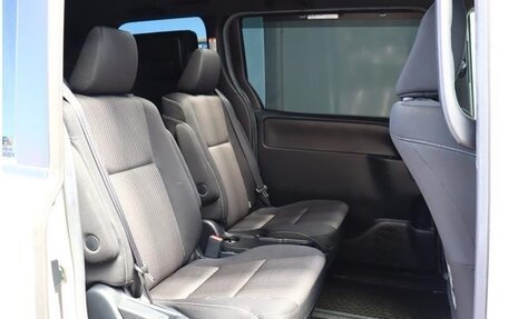 Toyota Noah III, 2020 год, 2 850 000 рублей, 19 фотография