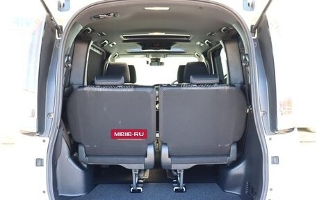 Toyota Noah III, 2020 год, 2 850 000 рублей, 40 фотография