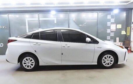 Toyota Prius IV XW50, 2021 год, 2 369 000 рублей, 4 фотография