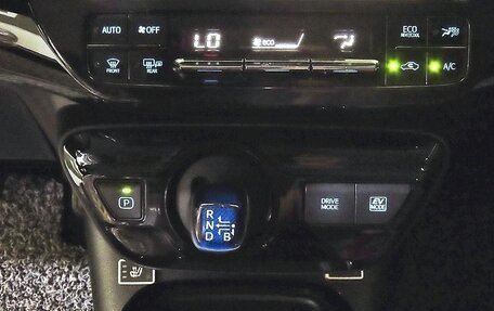 Toyota Prius IV XW50, 2021 год, 2 369 000 рублей, 14 фотография