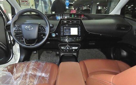 Toyota Prius IV XW50, 2021 год, 2 369 000 рублей, 9 фотография