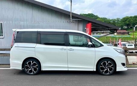 Toyota Noah III, 2019 год, 2 990 000 рублей, 2 фотография