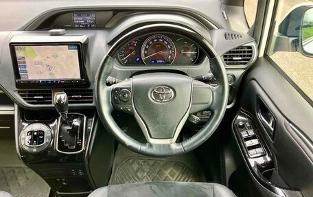 Toyota Noah III, 2019 год, 2 990 000 рублей, 21 фотография