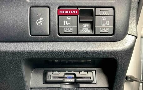 Toyota Noah III, 2019 год, 2 990 000 рублей, 17 фотография