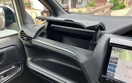 Toyota Noah III, 2019 год, 2 990 000 рублей, 28 фотография