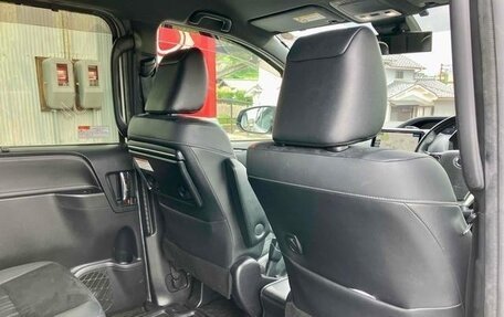 Toyota Noah III, 2019 год, 2 990 000 рублей, 34 фотография