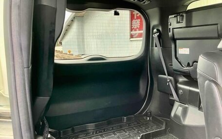 Toyota Noah III, 2019 год, 2 990 000 рублей, 38 фотография