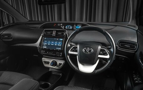 Toyota Prius IV XW50, 2016 год, 1 699 000 рублей, 6 фотография