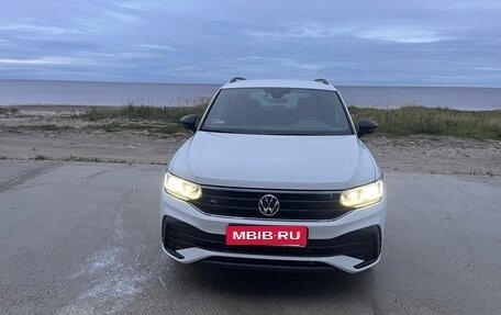 Volkswagen Tiguan II, 2021 год, 4 150 000 рублей, 2 фотография