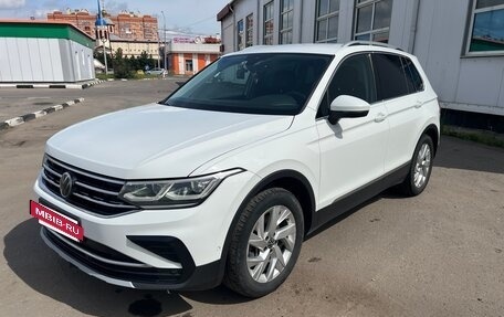 Volkswagen Tiguan II, 2021 год, 2 250 000 рублей, 2 фотография