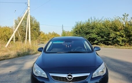 Opel Astra J, 2010 год, 700 000 рублей, 2 фотография